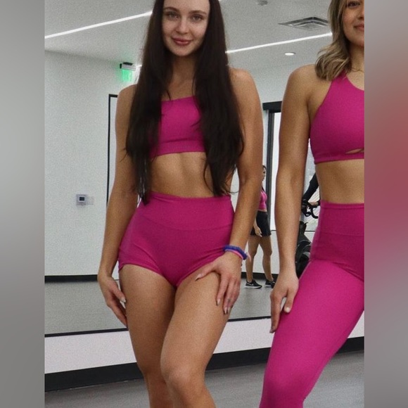 Alphalete kinetic sports bra in arcade pink - Picture 4 of 17